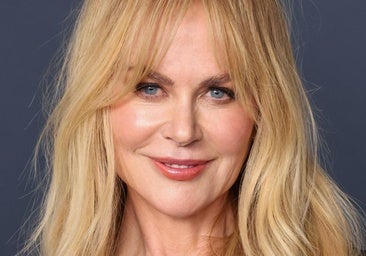 Labial coral que te aporta instantáneamente un brillo saludable y rejuvenece tu rostro después de los 50